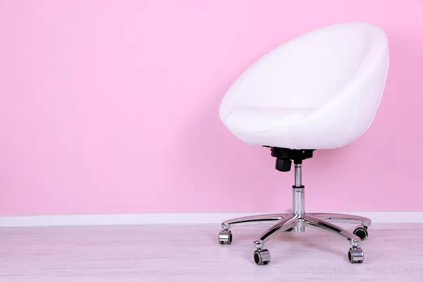Cadeira moderna no quarto no fundo rosa — Fotografia de Stock