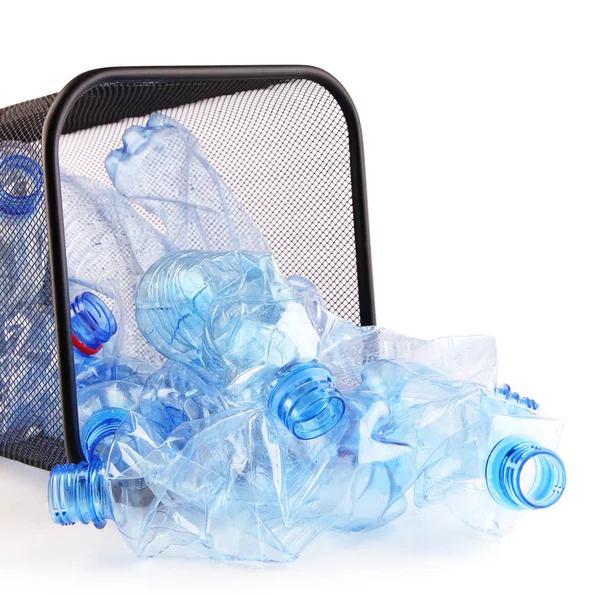 Botellas de plástico en recipiente de reciclaje aislado en blanco — Foto de Stock