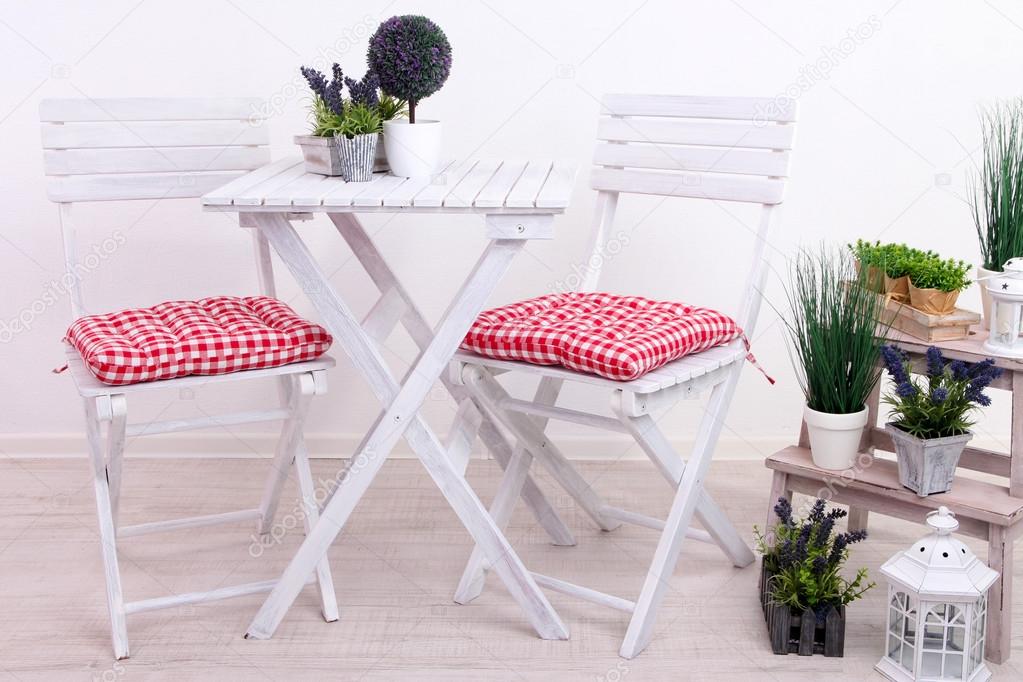 Sedie Da Giardino E Tavolo Con Fiori Su Supporto In Legno Su