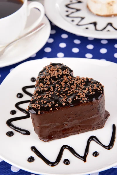 Süße Kuchen mit Schokolade auf dem Teller in Großaufnahme — Stockfoto