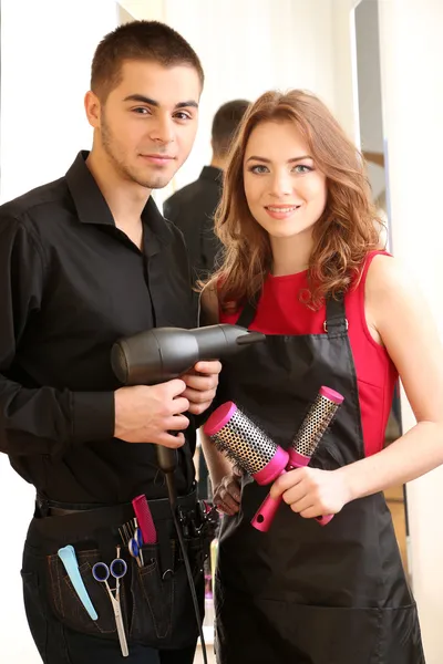 Joven hombre y mujer peluqueros en el salón de belleza —  Fotos de Stock