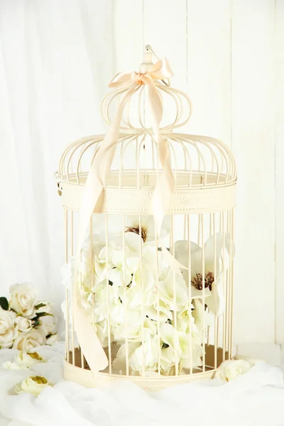 Schöner dekorativer Käfig mit schönen Blumen — Stockfoto