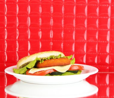 pirzola, peçeteyi parlak arka plan üzerinde renkli plaka ile lezzetli sandviç