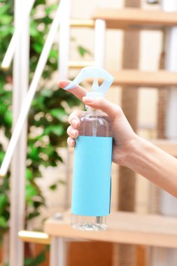 toz boya spreyi el yakın çekim