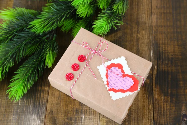 Caja de regalo de papel sobre fondo de madera — Foto de Stock