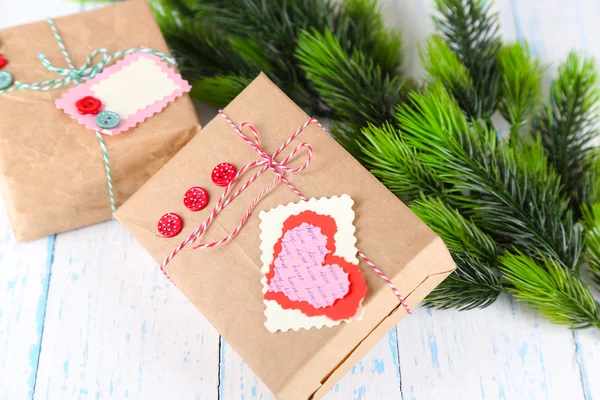 Caja de regalo de papel sobre fondo de madera — Foto de Stock