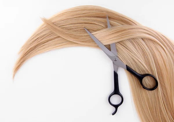 Μακριά ξανθά μαλλιά και το ψαλίδι που απομονώνονται σε λευκό — Φωτογραφία Αρχείου