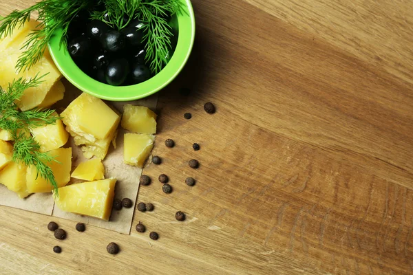 Queso parmesano, hierbas frescas y aceitunas sobre fondo de madera —  Fotos de Stock