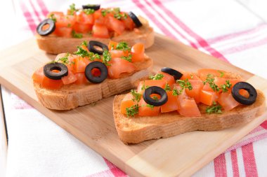 Kesme tahtasında domatesli lezzetli bruschetta.