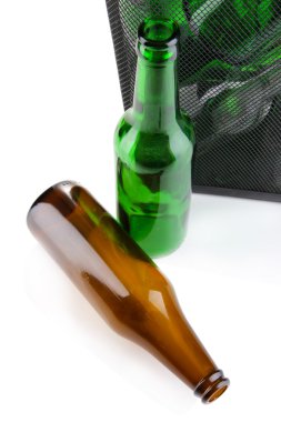 geri dönüşüm kutusu üzerinde beyaz izole cam şişe