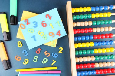 renkli numaralar, abaküs, kitap ve okul Danışma zemin üzerine işaretçileri