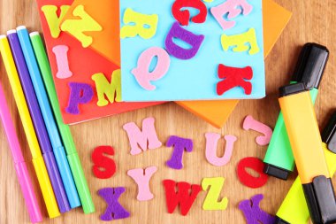 İngilizce alfabe, kitap ve ahşap zemin üzerinde işaretleri