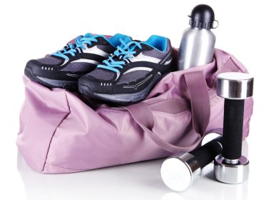 spor çantası ile üzerine beyaz izole spor malzemeleri