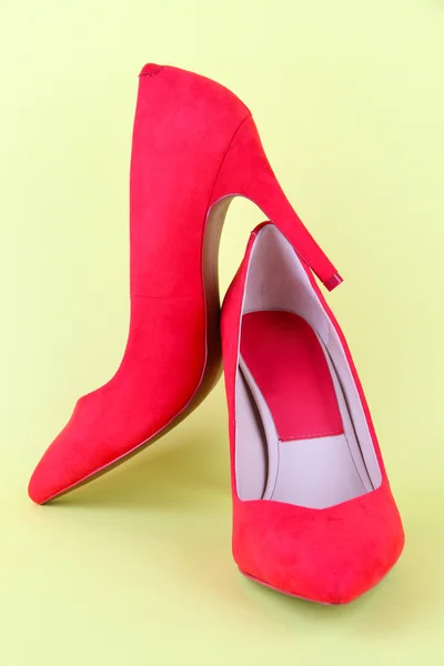 Hermosos zapatos femeninos rojos, sobre fondo amarillo — Foto de Stock