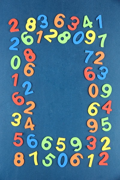 Números coloridos no fundo da mesa da escola — Fotografia de Stock