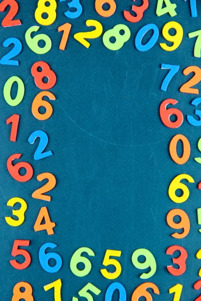 Барвисті цифри на шкільному фоні столу — стокове фото