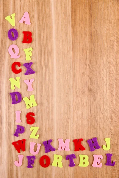 Alfabeto inglês em fundo de madeira — Fotografia de Stock