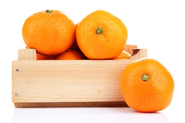 Спелые сладкие мандарины в деревянной коробке, изолированные на белом — стоковое фото