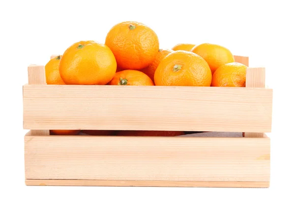 Mandarines sucrées mûres en boîte en bois, isolées sur blanc — Photo