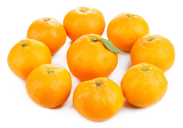 Dojrzałe słodkie mandarynki, na białym tle — Zdjęcie stockowe