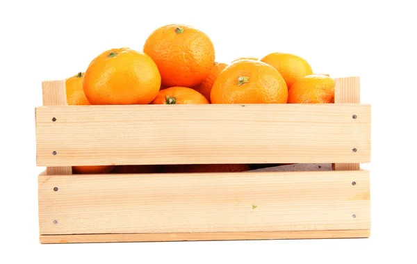 Zralé sladké mandarinky v dřevěné krabici, izolované na bílém — Stock fotografie
