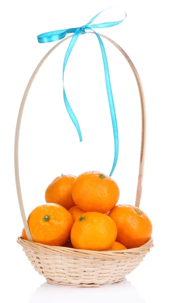 Maturare mandarini dolci in cesto di vimini, isolati su bianco — Foto Stock