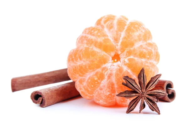 Mandarina dulce madura y especias, aisladas en blanco —  Fotos de Stock