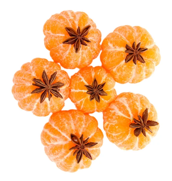 Спелые сладкие мандарины и специи, изолированные на белом — стоковое фото