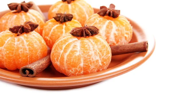 Стиглі солодкі мандарини на кольоровій тарілці, ізольовані на білому — стокове фото