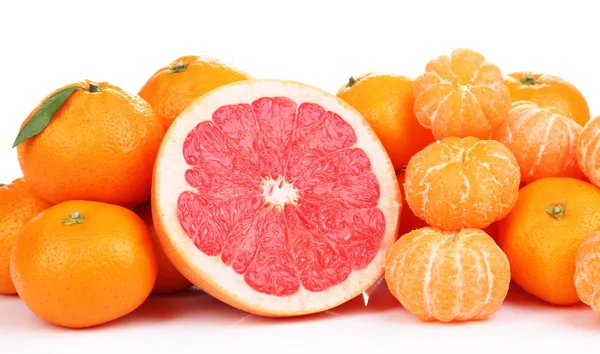 Reife süße Mandarinen und Grapefruit, isoliert auf weiß — Stockfoto