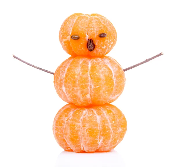 Snögubbe, tillagade med mandariner, isolerad på vit — Stockfoto