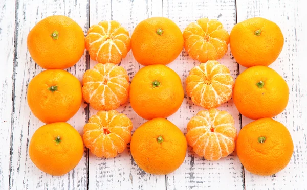 Tangerinas doces maduras na cor de fundo de madeira — Fotografia de Stock