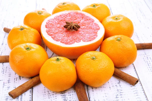Ώριμα γλυκό tangerines και μπαχαρικά, σε ξύλινο φόντο — Φωτογραφία Αρχείου