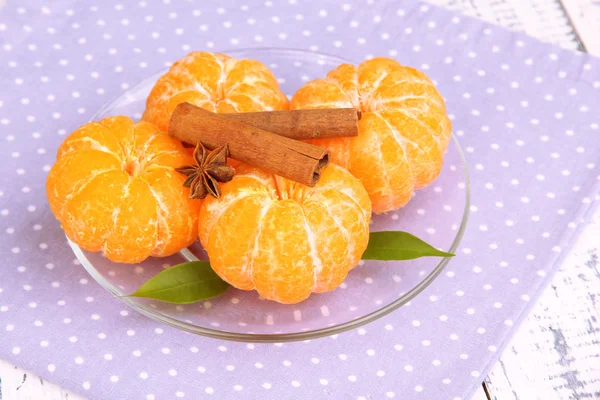 Tangerinas doces maduras com especiarias na placa de cor, no guardanapo, no fundo de madeira — Fotografia de Stock