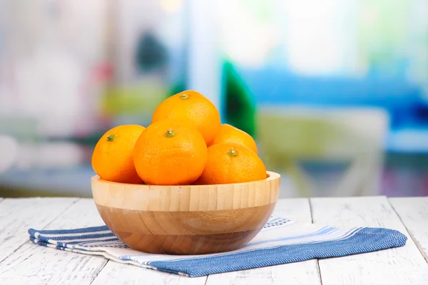 Ripe sweet tangerines with spices in bowl, on napkin, on bright background — Stock Photo, Image