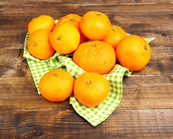Reife süße Mandarinen auf farbigem Holzhintergrund — Stockfoto