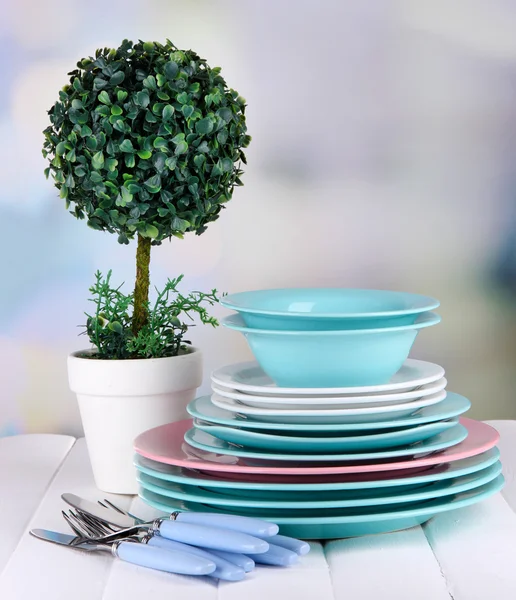 自然の背景に木製のテーブルの上の花を持つきれいな料理 — ストック写真