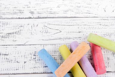 ahşap arka plan renkleri çeşitli tebeşirler