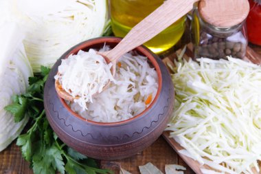 kompozisyon ile marine edilmiş ve taze lahana (lahana turşusu), baharatlar, ahşap masa arka plan üzerinde