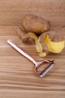 Soyucu ve ahşap zemin üzerinde taze patates