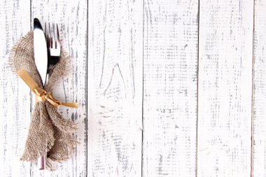 Tahta masada çatal ve kaşık