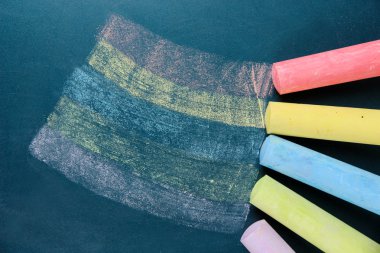 okul masa üzerinde renkli tebeşirler