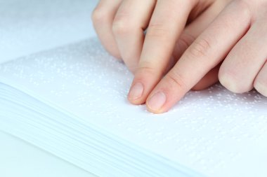 kör kadın Braille yazılmış kitap okumak