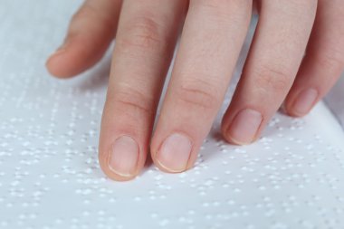 kör kadın Braille yazılmış kitap okumak
