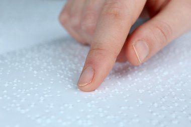 kör kadın Braille yazılmış kitap okumak