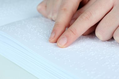 kör kadın Braille yazılmış kitap okumak