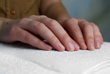 kör kadın Braille yazılmış kitap okumak