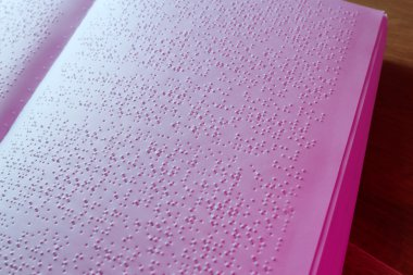 kör insanlar için Braille alfabesi ile yazılmış kitap