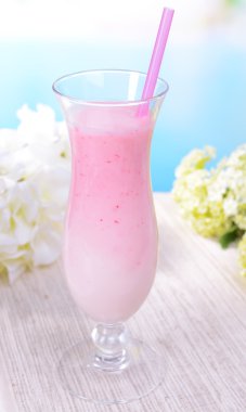 tablo üzerinde açık mavi renkli muzlu süt