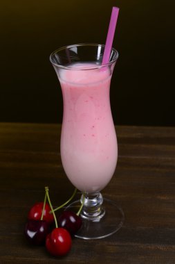 tablodaki koyu sarı zemin üzerine muzlu süt